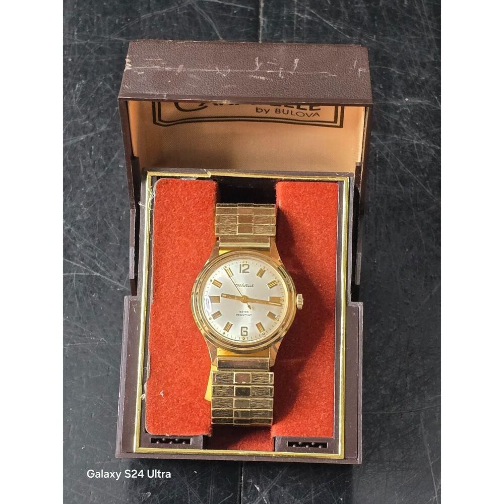 Vintage Bulova Caravelle 7 Jewel Gold Tone Watch w Case 11DP RUNS FREE SHIP